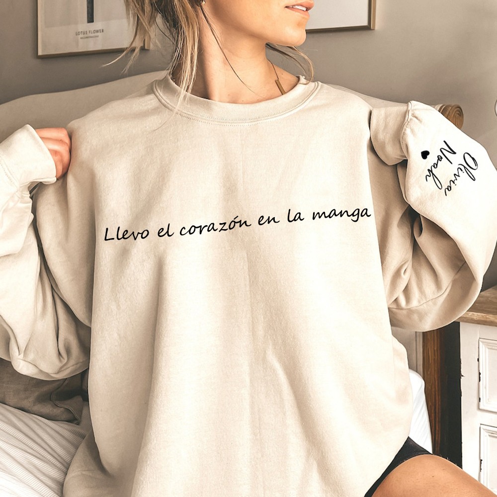 "Llevo el corazón en la manga" Sudadera con capucha personalizada con los nombres de los niños Regalo de Navidad para mamá