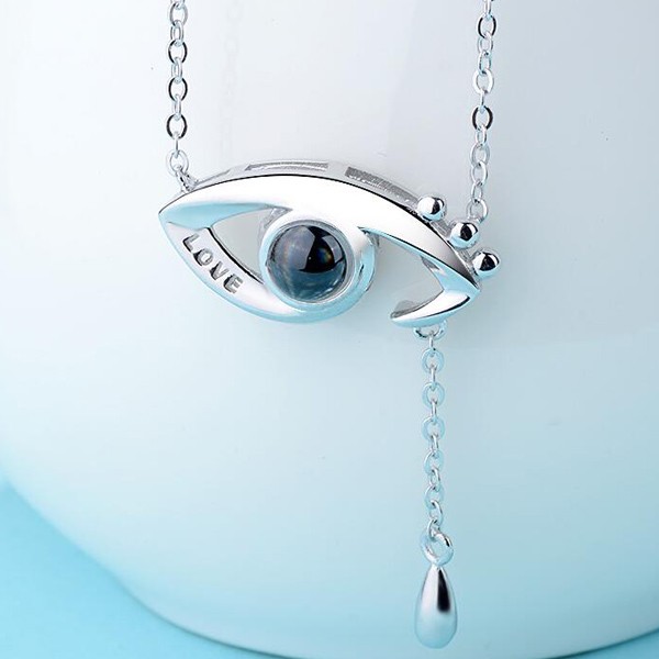 Collar de ojos de ángel con proyección de luz con la inscripción Te amo en 100 idiomas