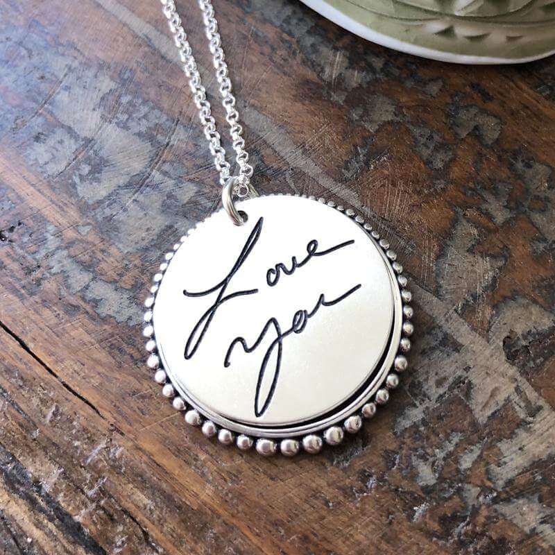Collar con mensaje escrito a mano