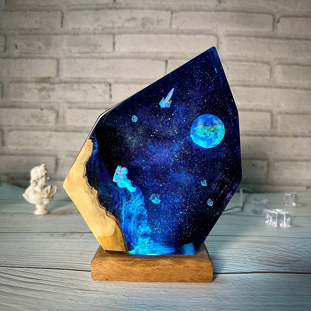Lámpara de arte de madera de resina de astronauta, luz nocturna de resina interestelar