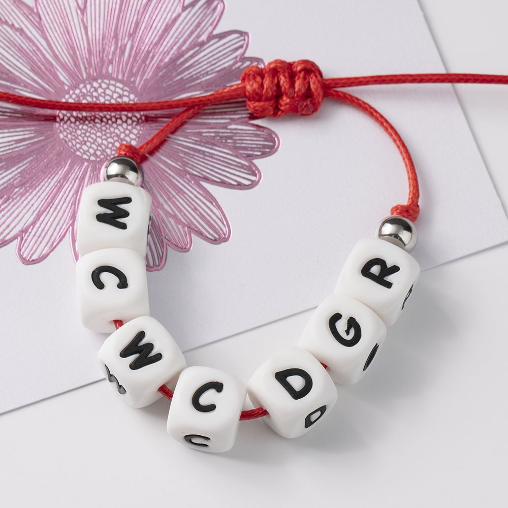 Brazalete personalizado con inicial de abalorios