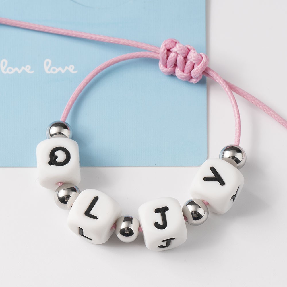 Brazalete personalizado con inicial de abalorios