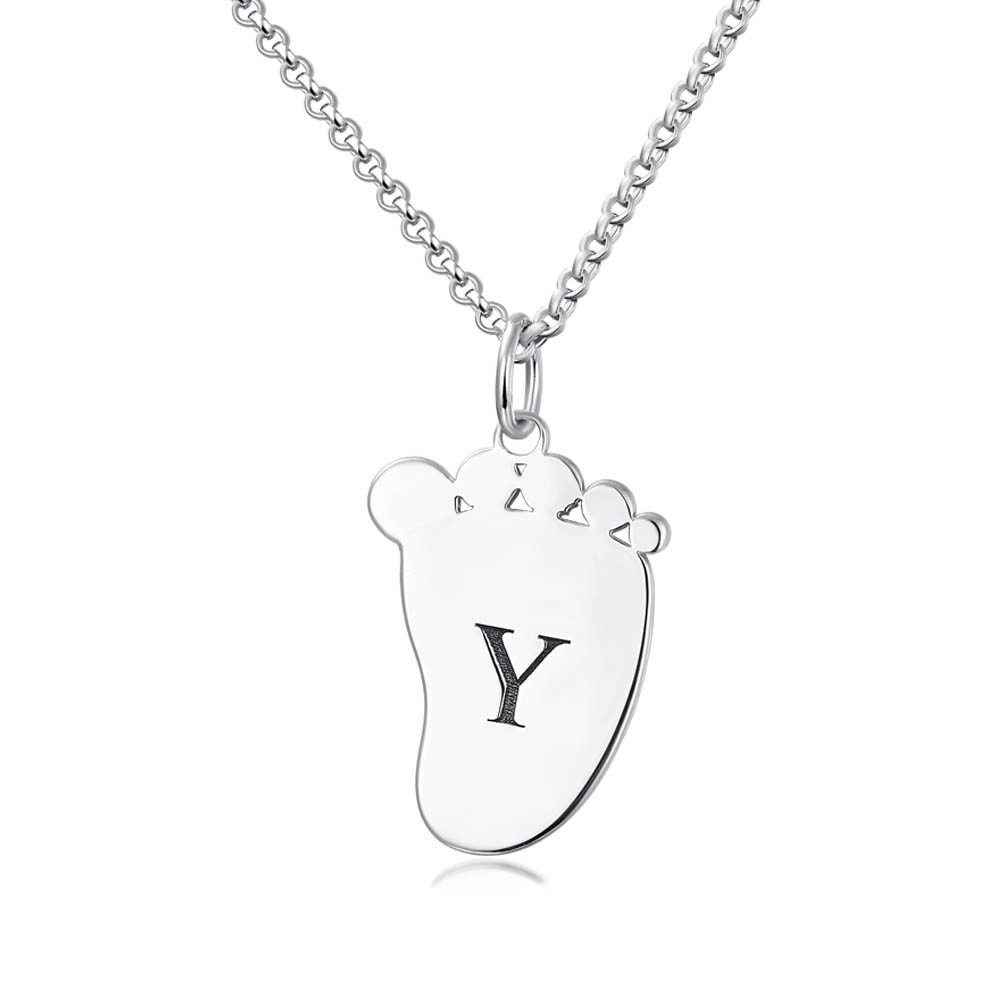 Collar con colgante con forma de pies de bebé grabados con inicial personalizada