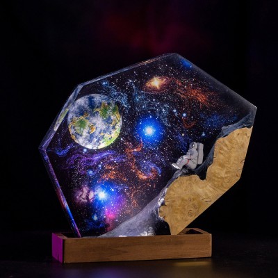 Lámpara de arte de madera de resina de astronauta, luz nocturna de resina interestelar