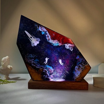 Luz nocturna de resina espacial con cohete astronauta