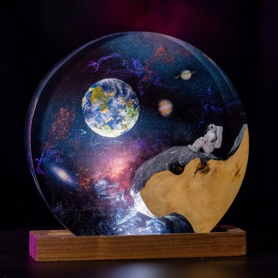 Lámpara de arte de madera de resina de astronauta, luz nocturna de resina interestelar