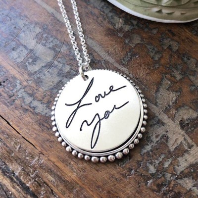 Collar con mensaje escrito a mano
