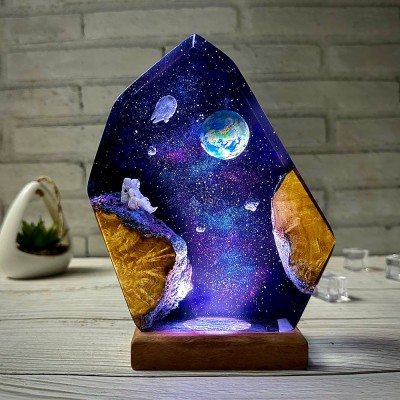 Lámpara de arte de madera de resina de astronauta, luz nocturna de resina interestelar