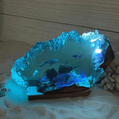 Luz nocturna de resina de tiburón ballena y buzo