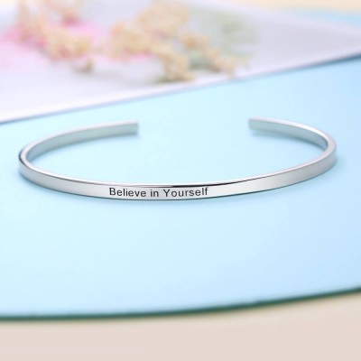 Pulsera fina grabable abierta personalizada con tus palabras