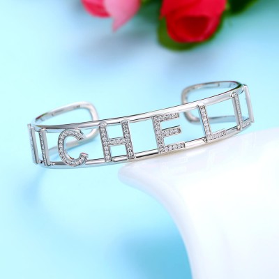 Pulsera personalizada con nombre hueco con letras mayúsculas