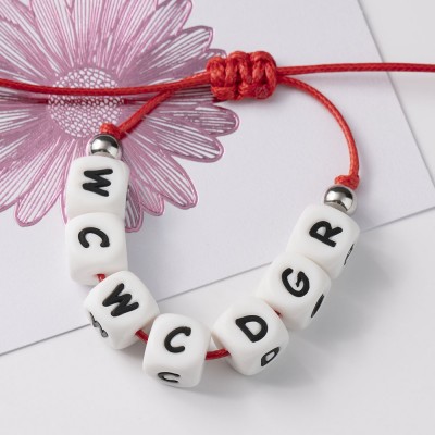 Brazalete personalizado con inicial de abalorios