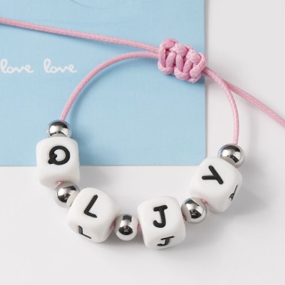 Brazalete personalizado con inicial de abalorios