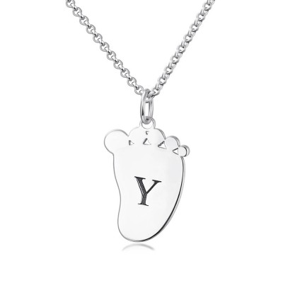 Collar con colgante con forma de pies de bebé grabados con inicial personalizada