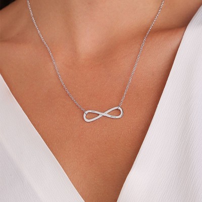 Collar con símbolo de infinito grabado
