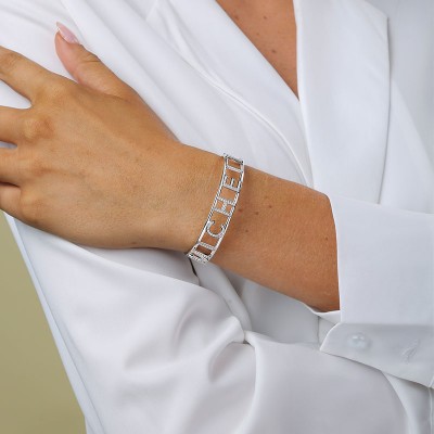 Pulsera personalizada con nombre hueco con letras mayúsculas