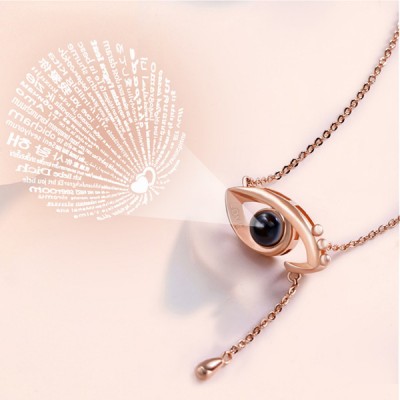 Collar de ojos de ángel con proyección de luz con la inscripción Te amo en 100 idiomas
