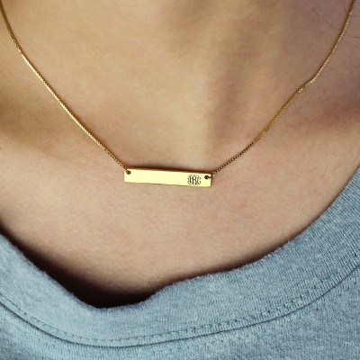 Collar con barra con monograma grabado
