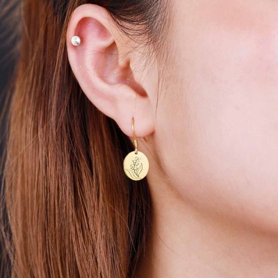 Aretes con flor de nacimiento grabada