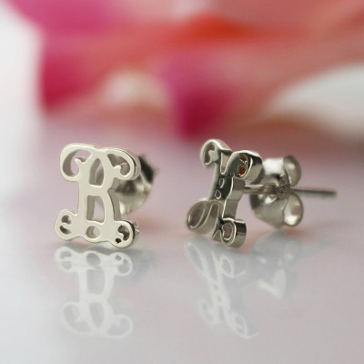 Aretes personalizados con monograma con una sola inicial en plata de ley