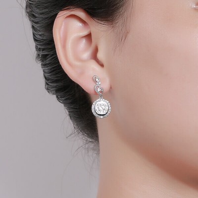 Pendientes de plata con monograma circular de encaje grabado