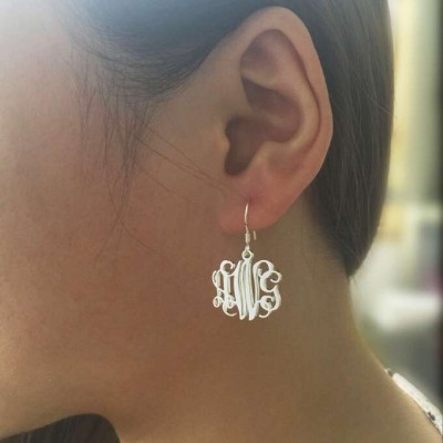 Aretes de plata de ley personalizados con monograma