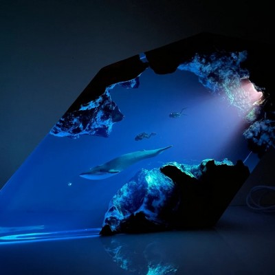 Luz nocturna de resina de buzo de pareja de ballenas azules
