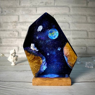 Lámpara de arte de madera de resina de astronauta, luz nocturna de resina interestelar