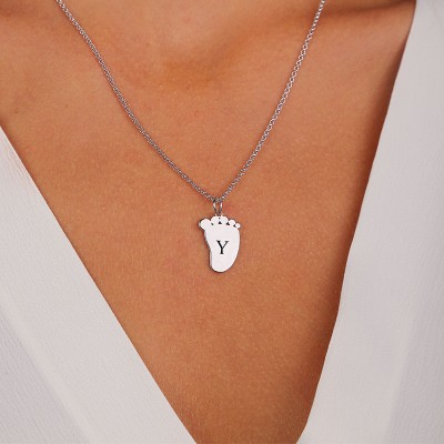 Collar con colgante con forma de pies de bebé grabados con inicial personalizada