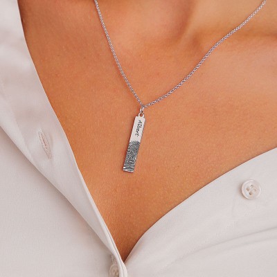 Collar con barra vertical grabada con huella digital personalizada