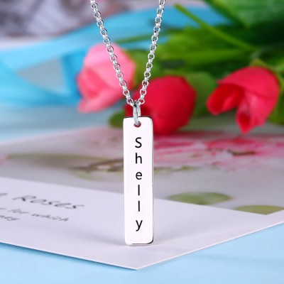 Personalice el collar de barra vertical con grabado en plata