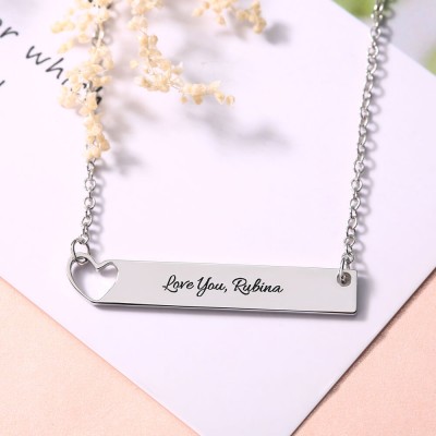 Collar con barra de corazón con grabado